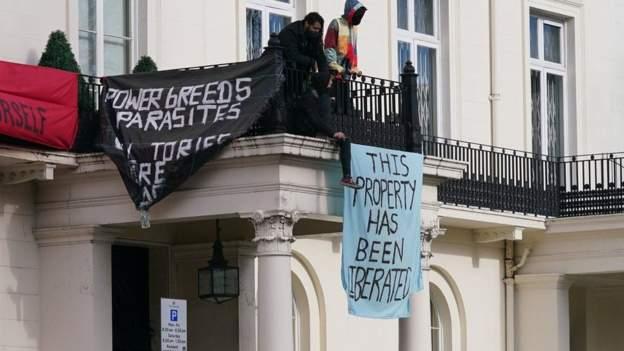 Članovi anarhističke grupe na balkonu vile - Avaz