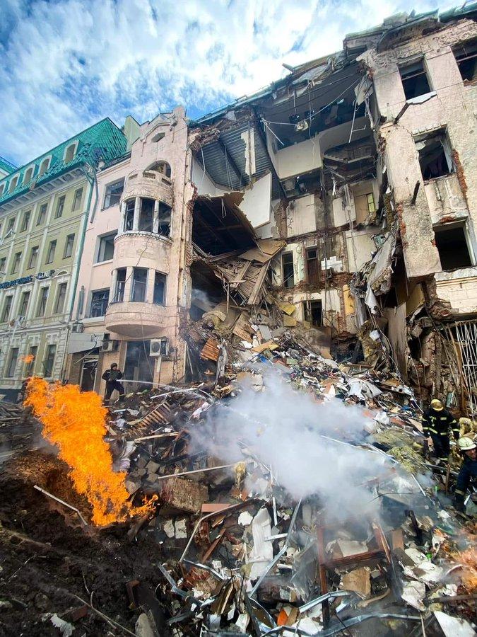 Rusi granatirali stambena naselja: Uništili i kultni pab u Harkovu