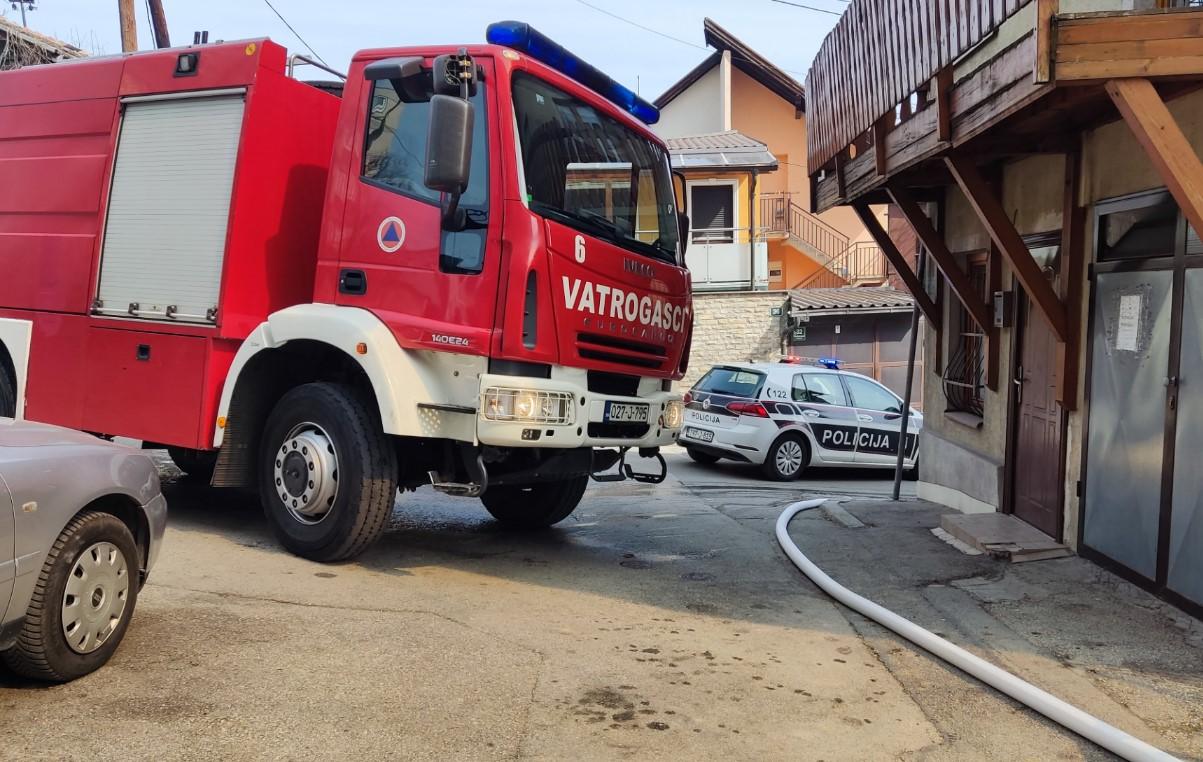 Video / Gori kuća u Odobašinoj ulici u Sarajevu, vatrogasci i policija na terenu