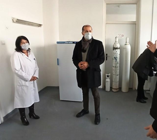 Načelnik Tanović domu zdravlja uručio frižider za čuvanje vakcina