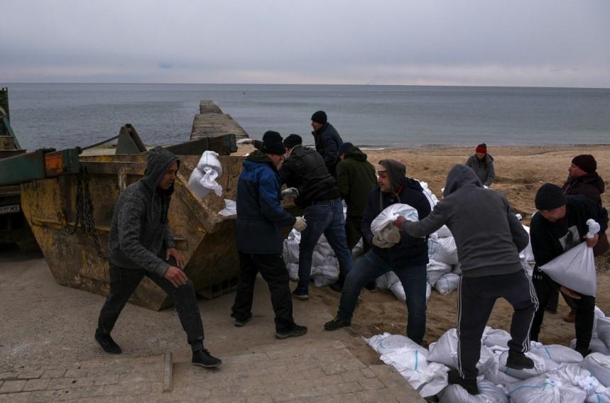 Volonteri punili vreće pijeskom na obali Odese - Avaz