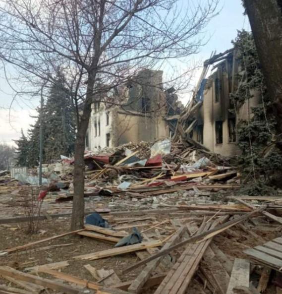 Fotografija bombardiranog pozorišta u Mariupolju - Avaz