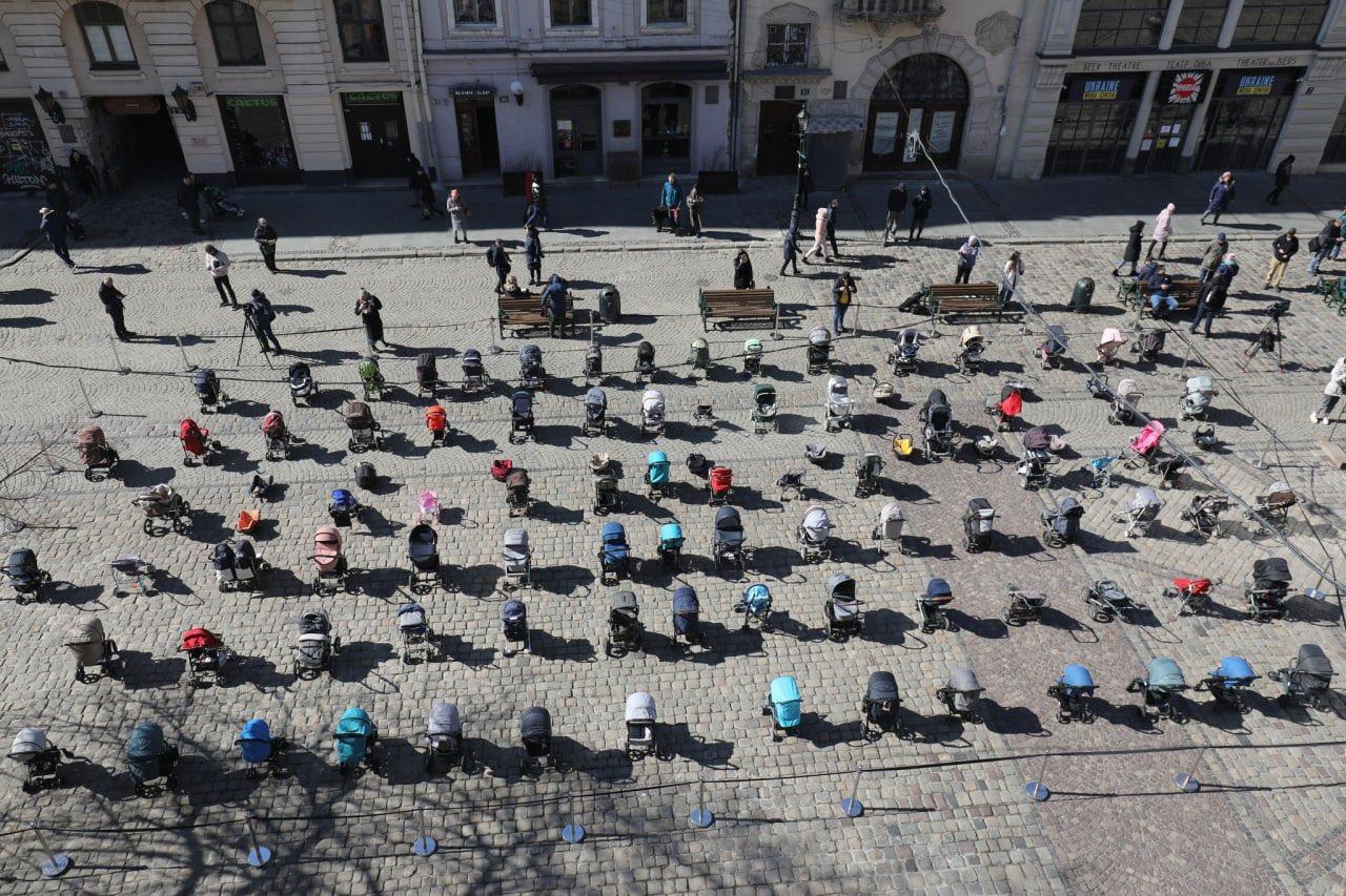 Potresna fotografija iz Lavova: Na glavnom trgu 109 kolica za 109 ubijene djece