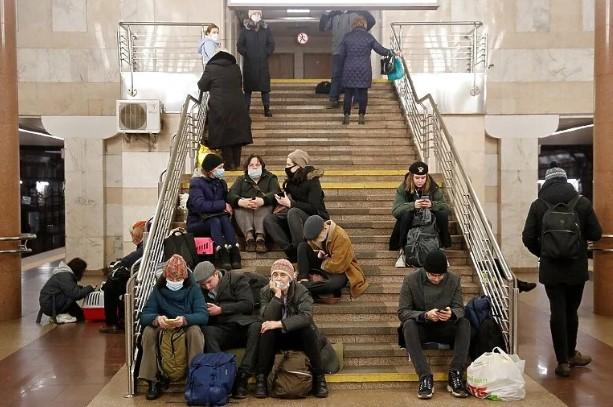 Građani Kijeva u metro stanici - Avaz