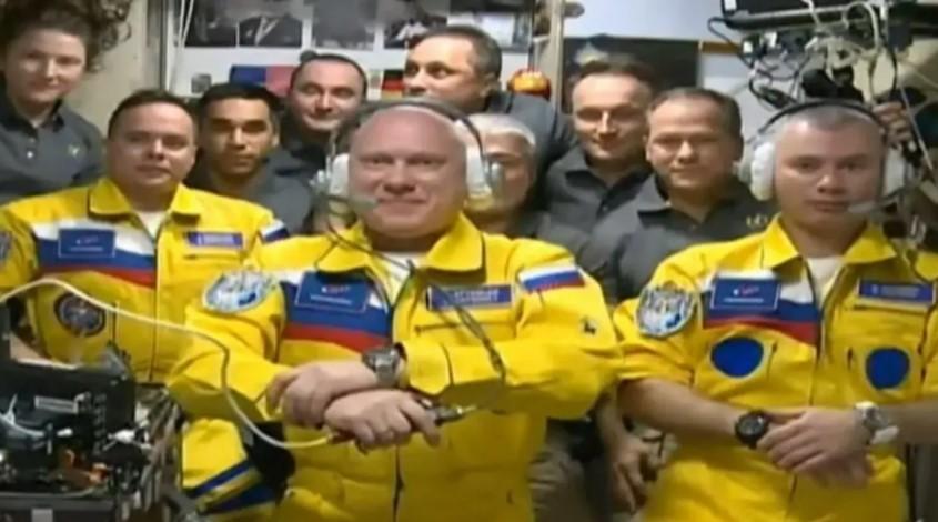 Ruski astronauti ušli u svemirsku stanicu u žuto-plavim odijelima