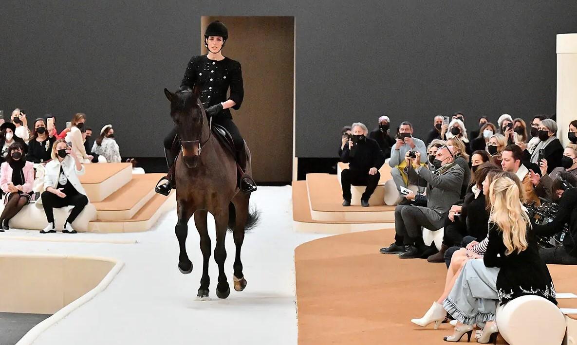 Kaziragi: Sedmicu mode u Parizu otvorila na konju - Avaz