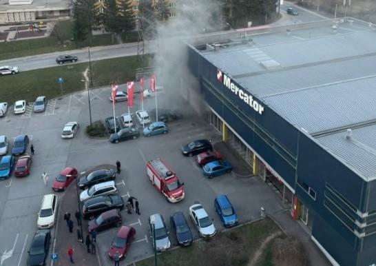 Požar na Alipašinom Polju: Gori automobil u garaži