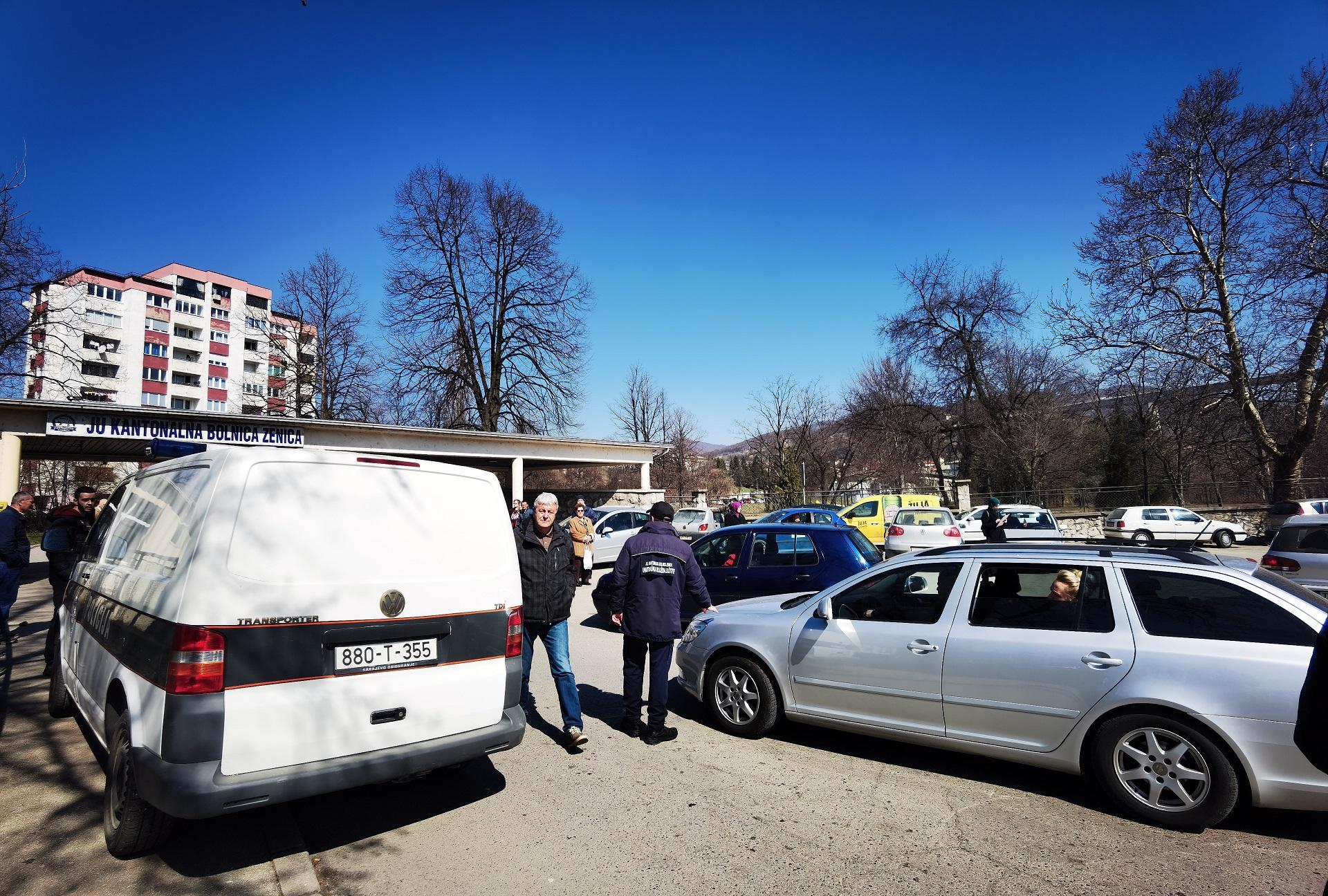 Pozvana i policija ispred Kantonalne bolnice - Avaz