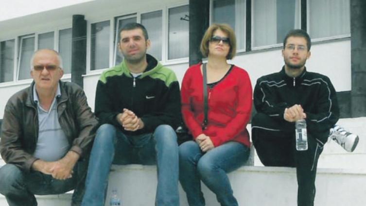 Husein Mujanović sa suprugom Mirsadom i sinovima - Avaz
