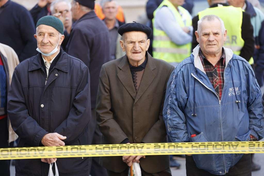 Penzioneri okupljeni ispred zgrade Parlamenta - Avaz