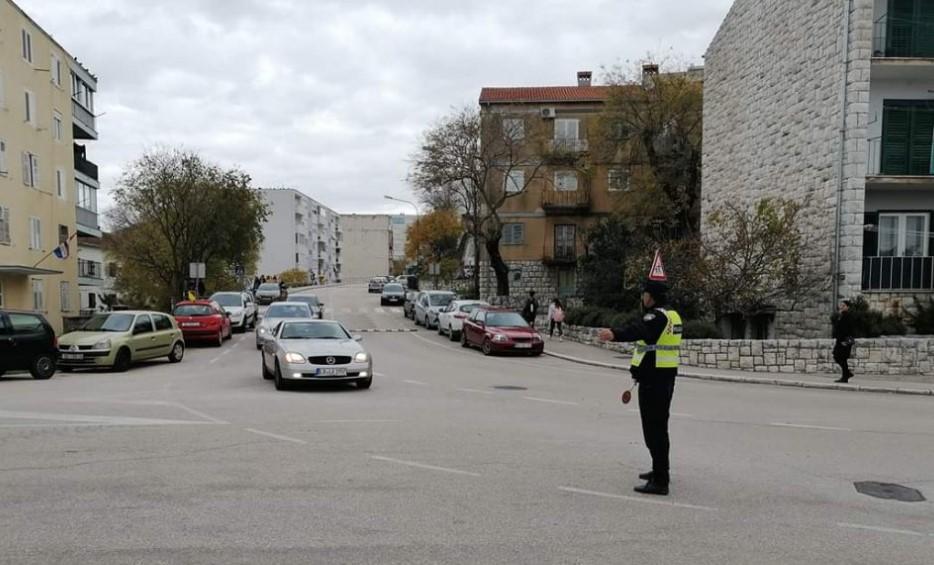 Policija blokirala grad - Avaz