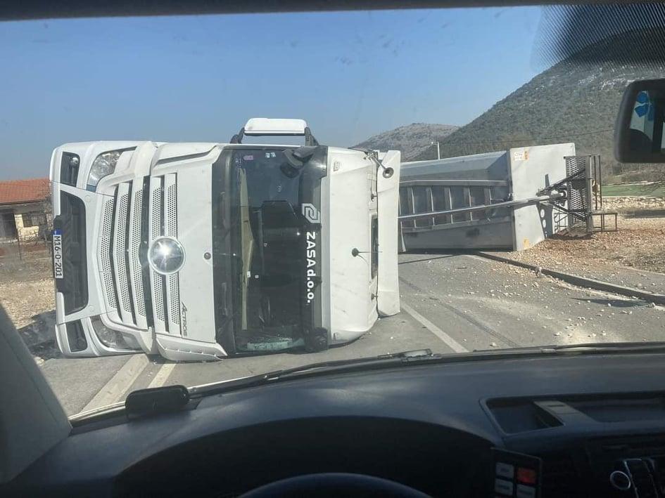 Prevrnuo se kamion na dionici Čitluk-Čapljina, zaustavljen promet za teretna vozila