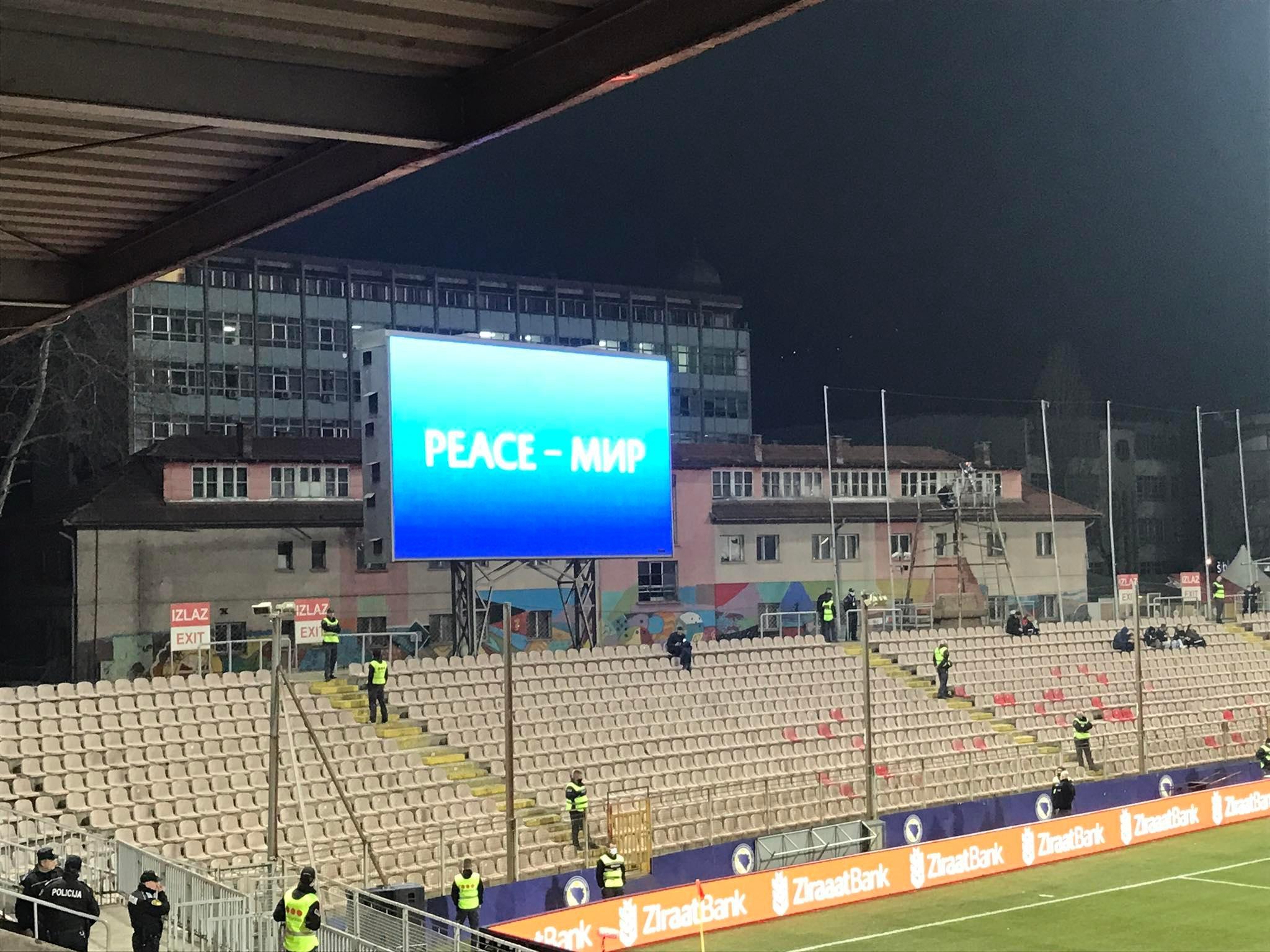Poruka na displeju zeničkog stadiona - Avaz