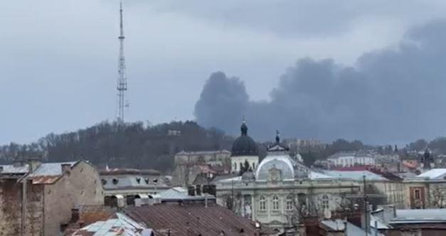Oblak gustog dima: Eksplozije u Lavovu, gradu na zapadu Ukrajine