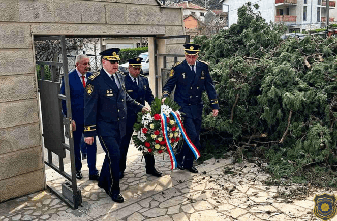 Položeni vijenci i na groblju u Mostaru - Avaz