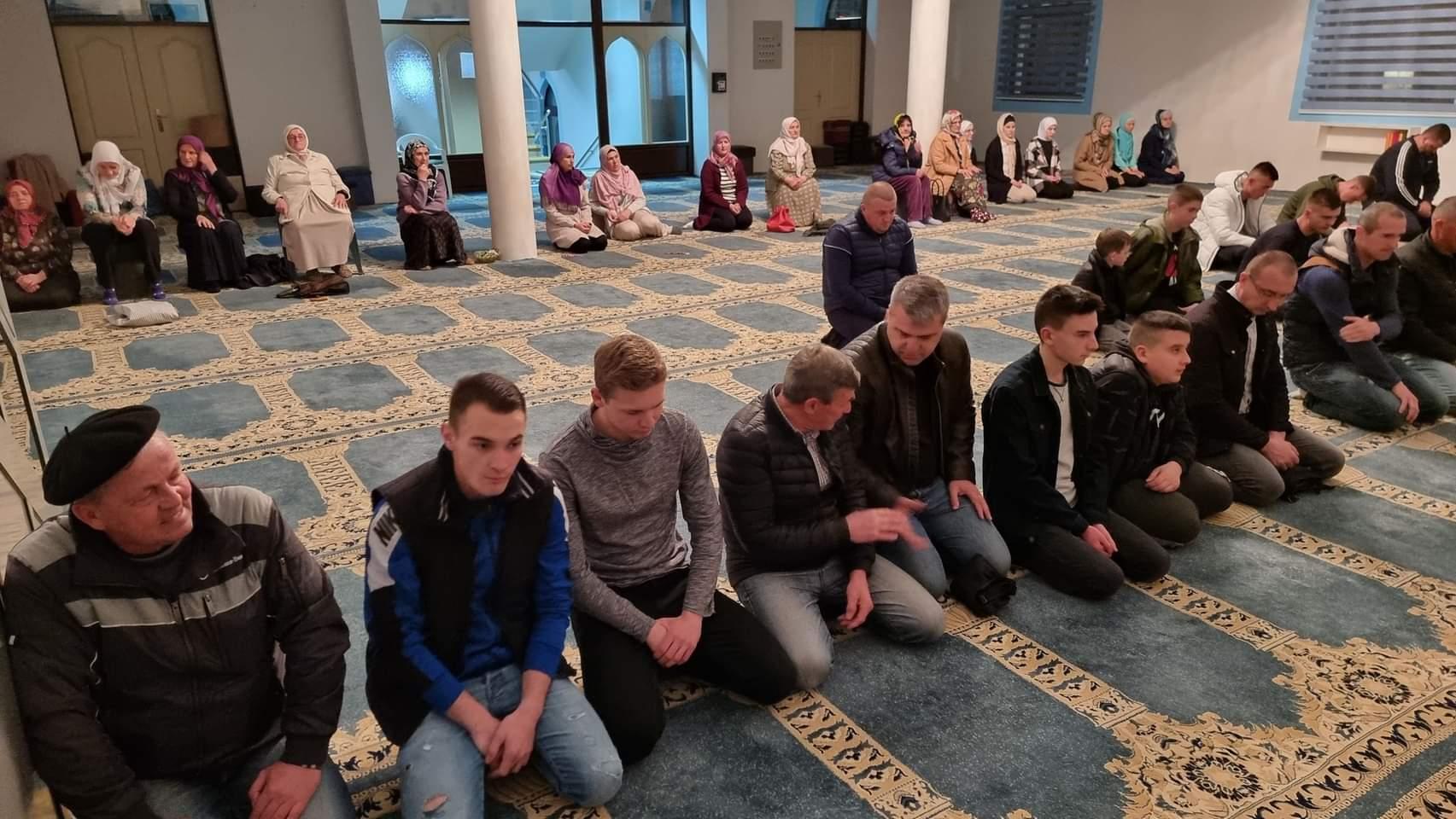 Teravih namaz u vlaseničkoj Hajrija džamiji - Avaz