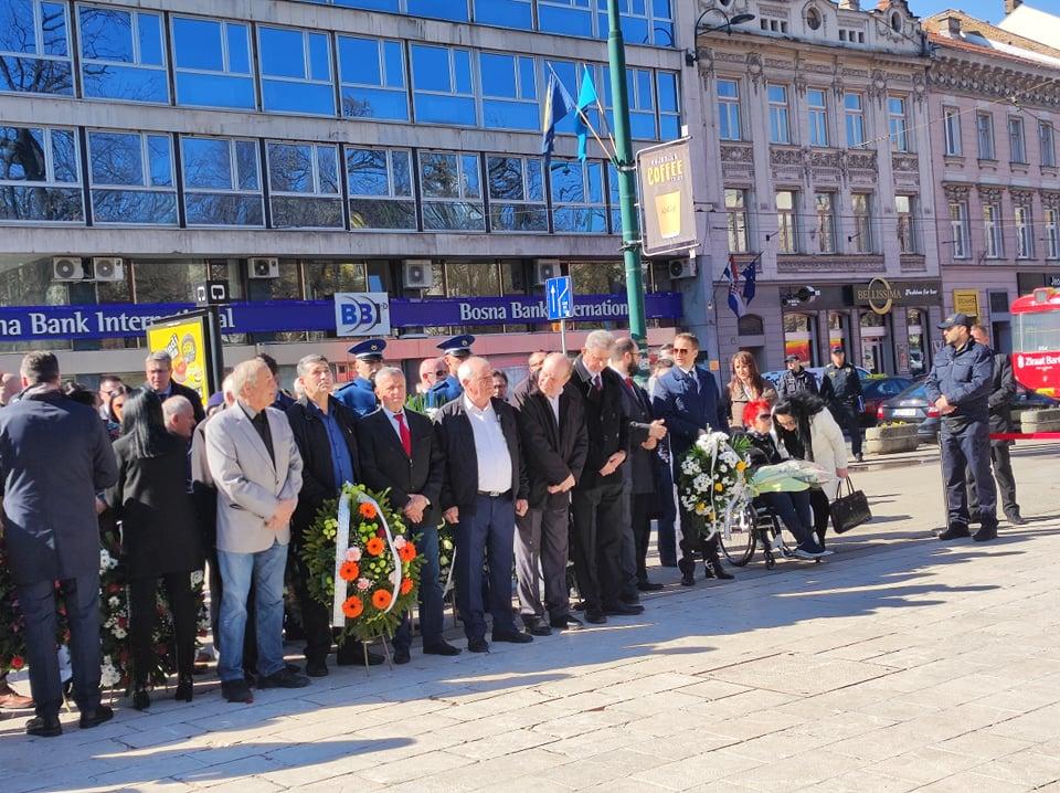 "Avaz" na licu mjesta: Delegacije položile cvijeće na spomen-obilježje ubijenoj djeci opkoljenog Sarajeva