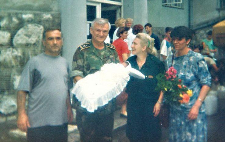 General Divjak i Halida Bojadži: Fotografija nastala 1995. godine - Avaz