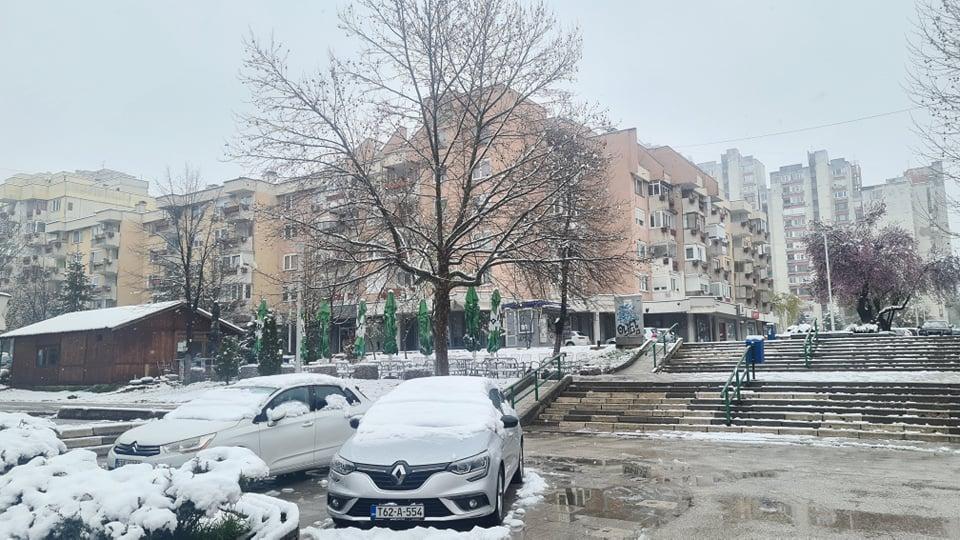 Pogledajte fotografije: Nove snježne pahulje zabijelile ulice Sarajeva