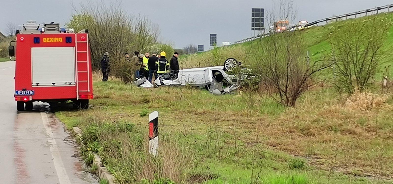 Prve fotografije s mjesta nesreće u kojoj je povrijeđen Rasim Ljajić: Automobil probio ogradu i sletio s puta