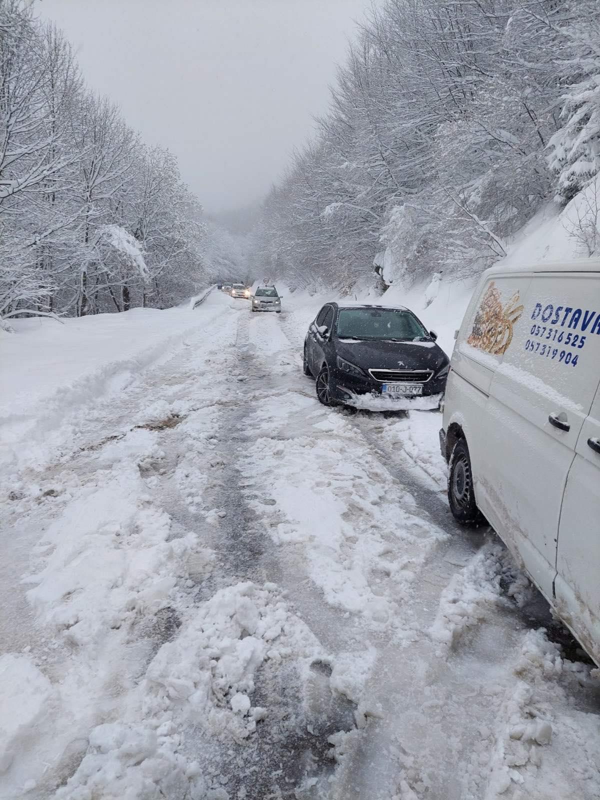 Vozači oprez: Otežan saobraćaj preko planinskog prevoja Rogoj