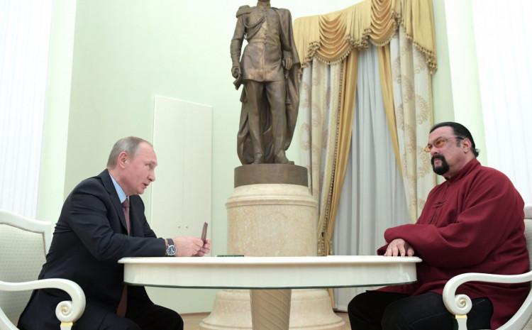 Stiven Sigal slavio rođendan u Moskvi, Putinovim saradnicima poručio: Volim vas sve i stojimo zajedno, u dobru i zlu