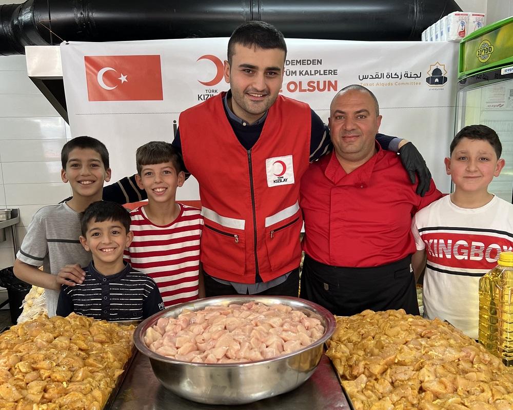 Poznati turski kuhar Burak Ozdemir pripremio iftar za vjernike u Palestini