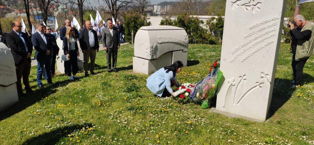 Polaganje cvijeća delegacije SBB-a na spomen obilježju - Avaz