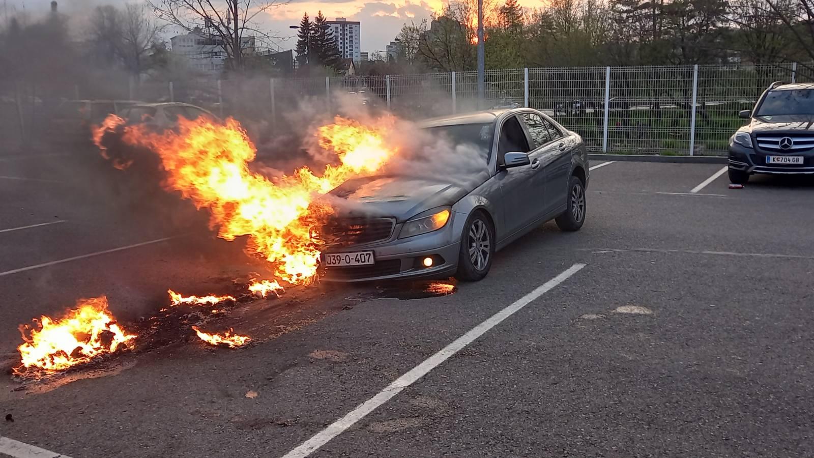Mercedes izgorio na parkingu u blizini panonskih jezera u Tuzli