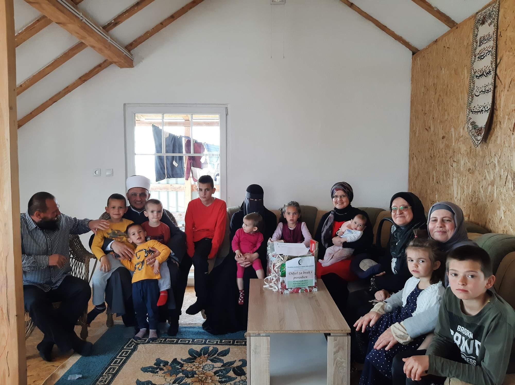 Ovom prilikom dr. Malkić posjetila je pet porodica kako bi im uručila poklon reisul-uleme - Avaz