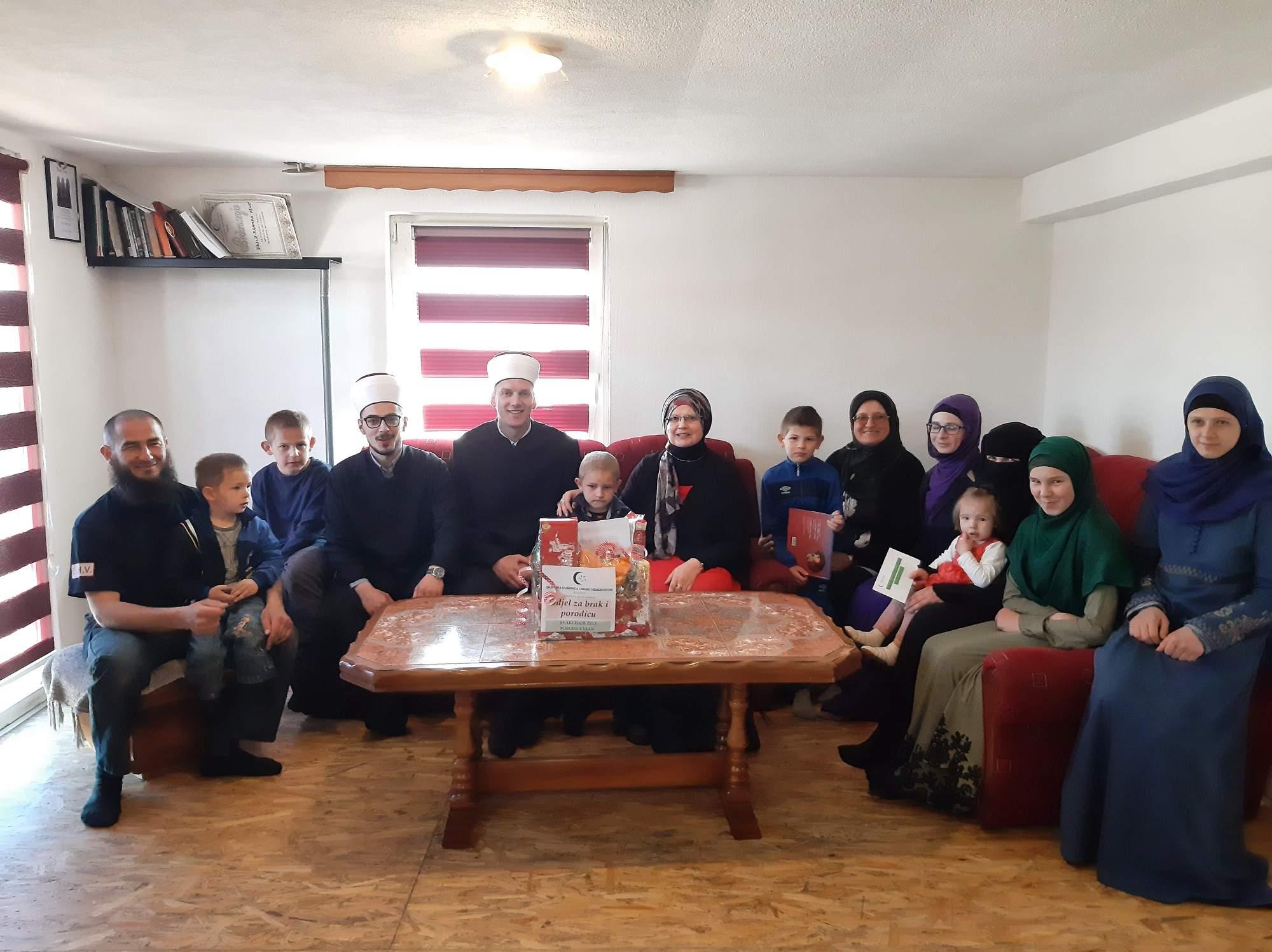 Ovom prilikom dr. Malkić posjetila je pet porodica kako bi im uručila poklon reisul-uleme - Avaz