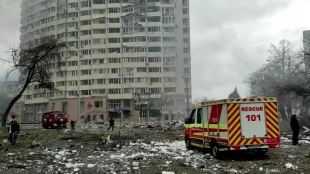 Ukrajinski timovi hitne pomoći nastavljaju s akcijama traženja i spašavanja u Černihivu