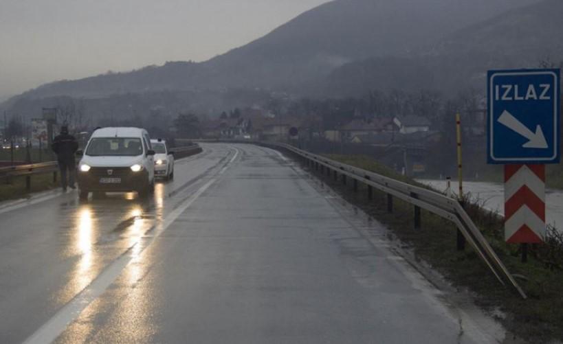 Stanje na cestama u BiH: Vozači oprez, mokar kolovoz i opasnost od odrona