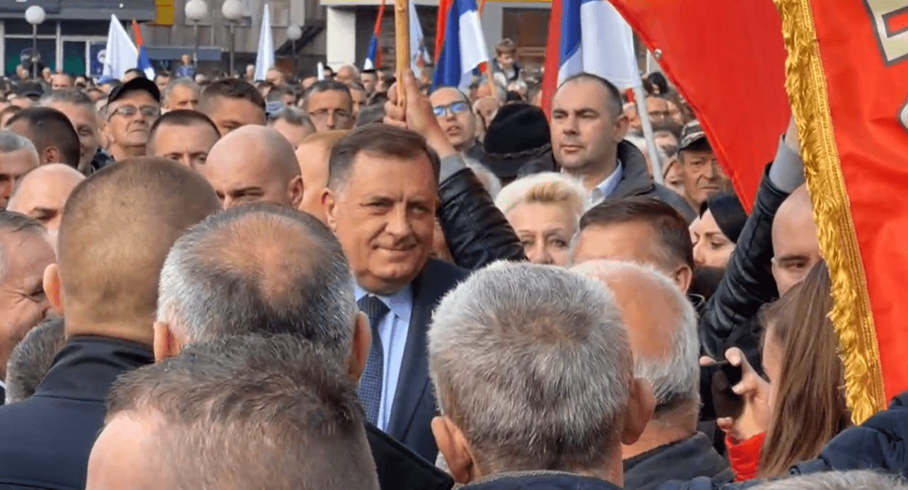 Skandalozno: Dodik na Trgu Krajine dočekan pjesmom "E moj Šmite ne kači se s nama, ubit će te lole..."