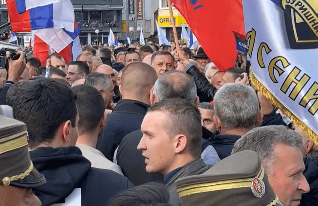 Dodik na Trgu Krajine dočekan pjesmom - Avaz