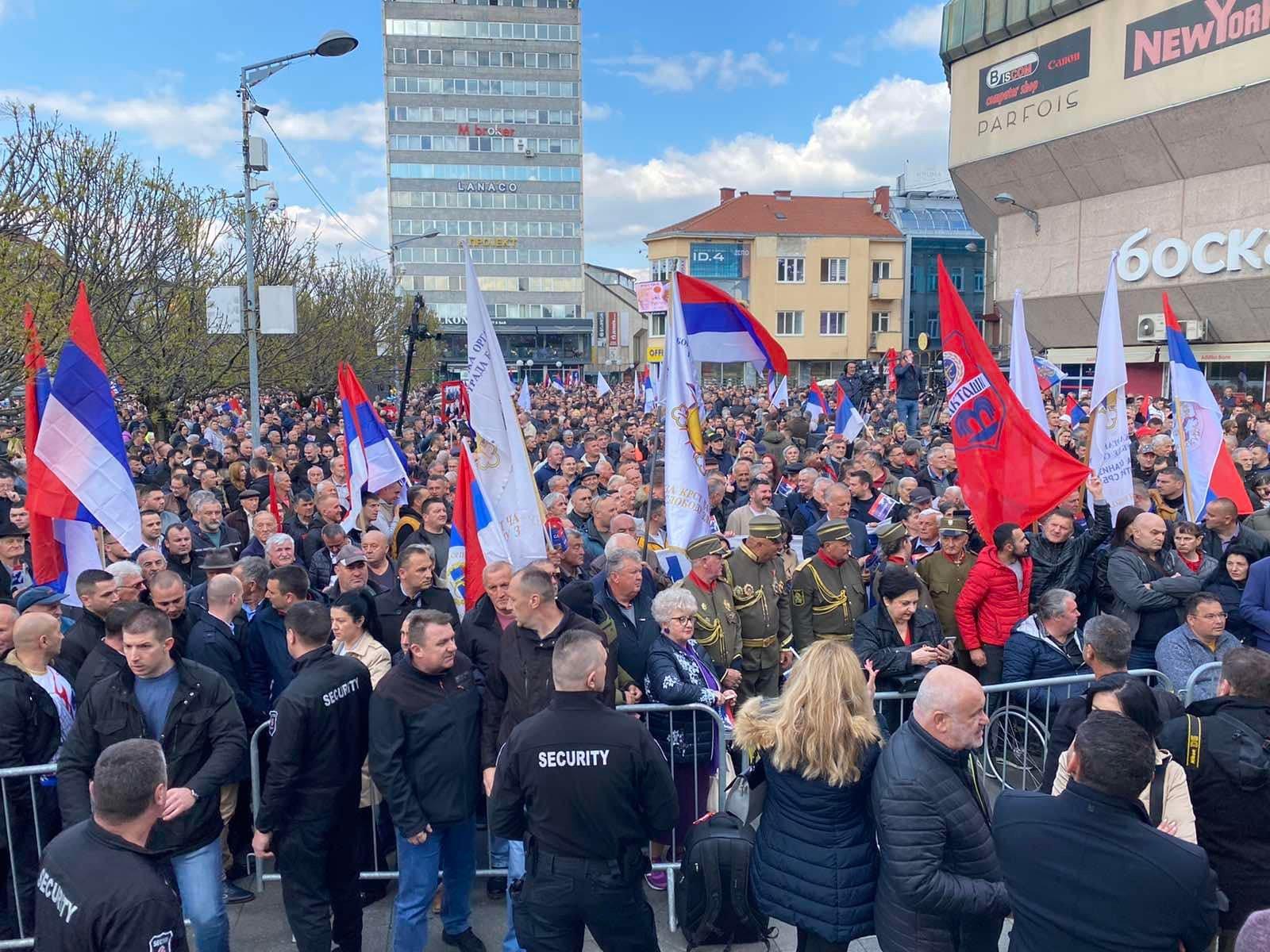 Hiljade ljudi na Trgu Krajine - Avaz