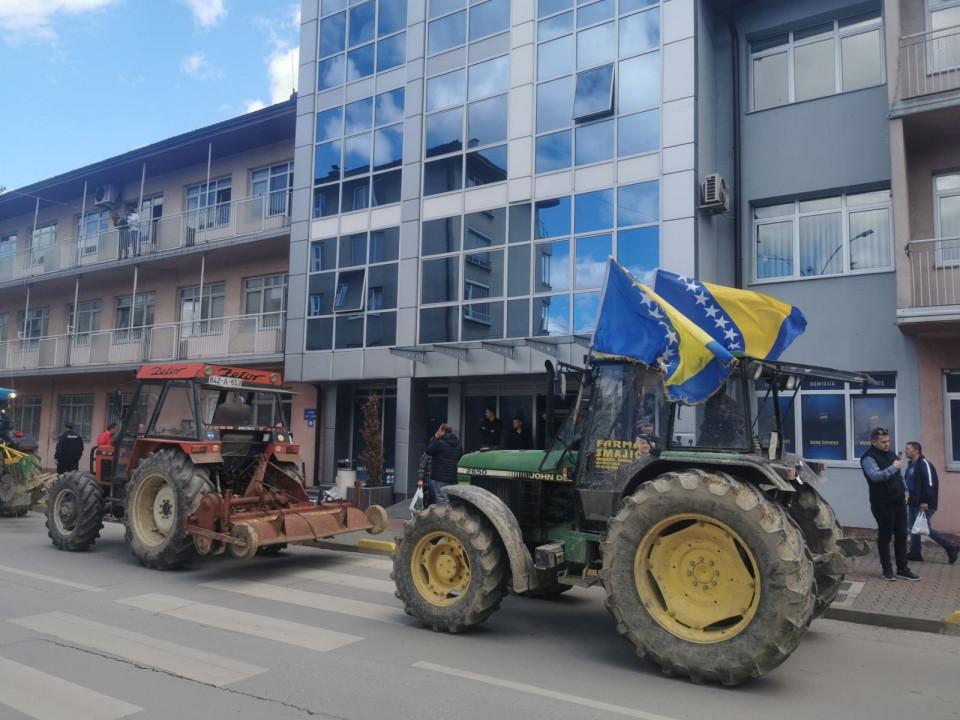 Traktori ispred Gradske uprave - Avaz