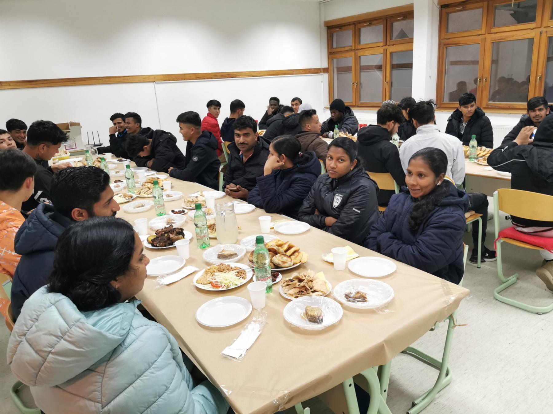 Iftar i druženje s migrantima iz "Ušivka"