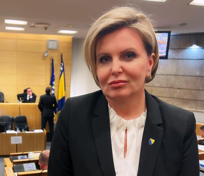 Cenzura: Zašto je prekinut prijenos uživo kada je Prašović-Gadžo postavljala pitanja na sjednici Parlamenta