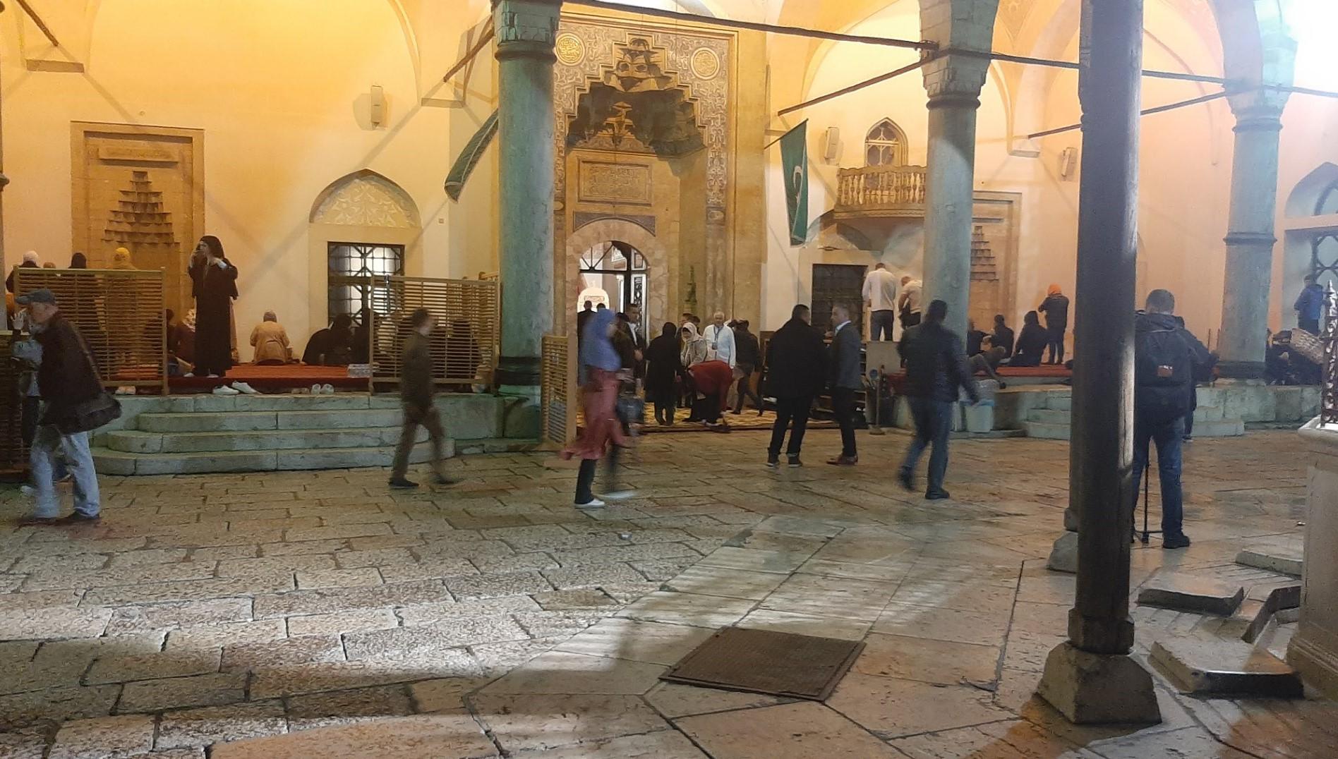 Vjernici u Begovoj džamiji u Sarajevu - Avaz