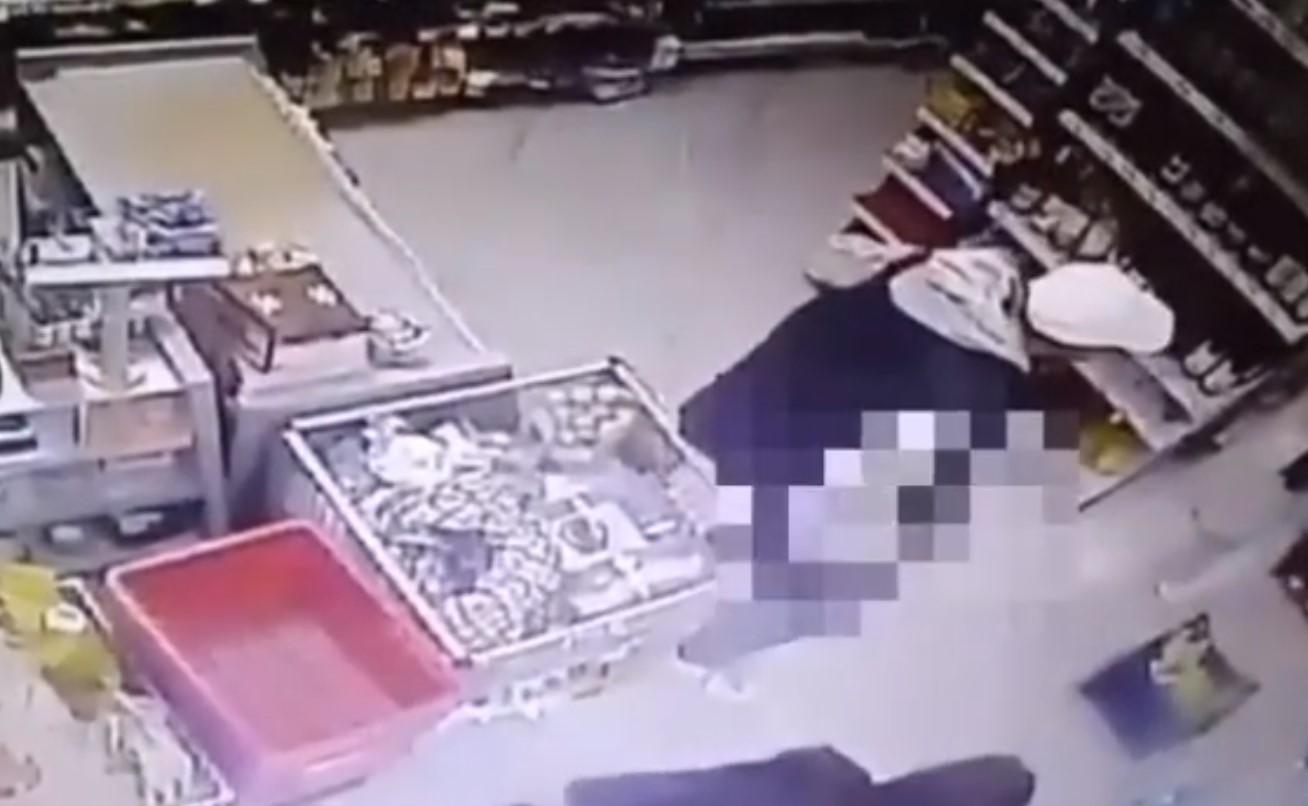 Pogledajte bizarni video: Muškarac se skidao u prodavnici u Beogradu, sve zabilježila kamera