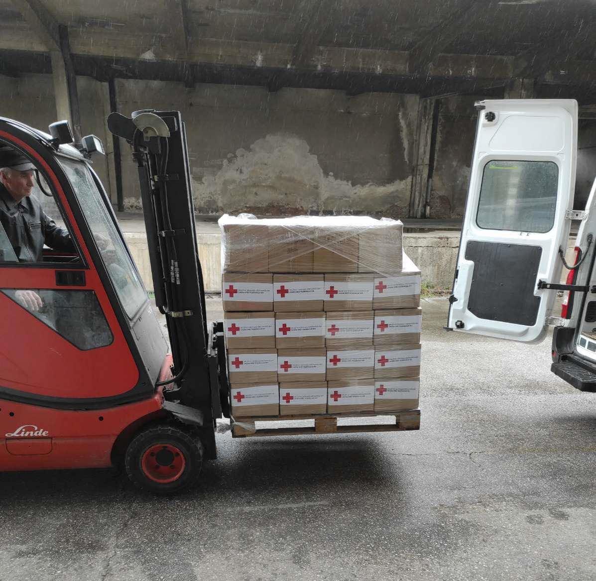 Crveni križ Federacije BiH je tokom aprila podijelio 2.150 paketa hrane i higijene - Avaz