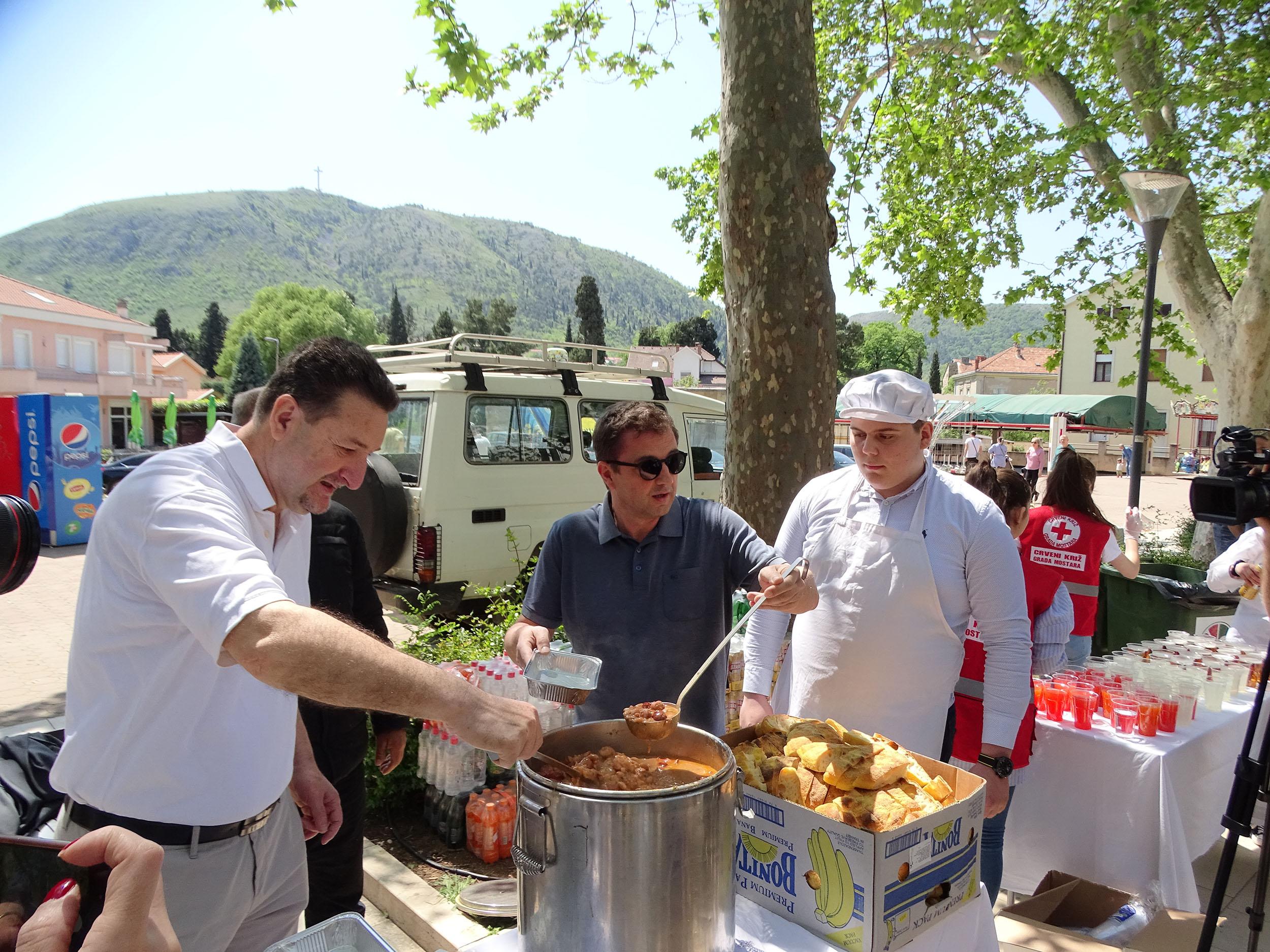 Prvomajski grah ponovo u Mostaru: Radnicima i građanima porcije dijelio gradonačelnik Kordić