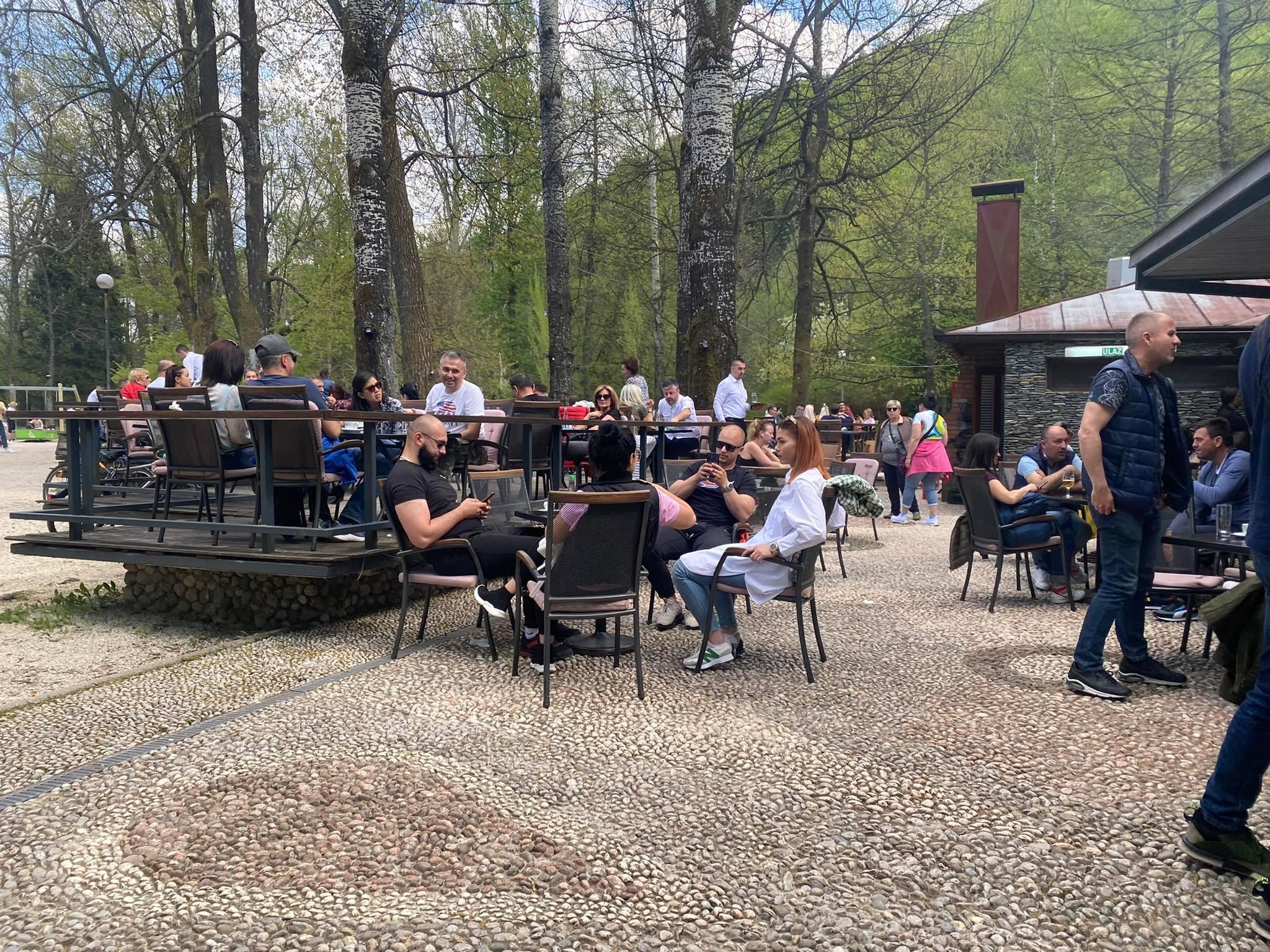 Gosti i građani odmarali u bašti restorana - Avaz