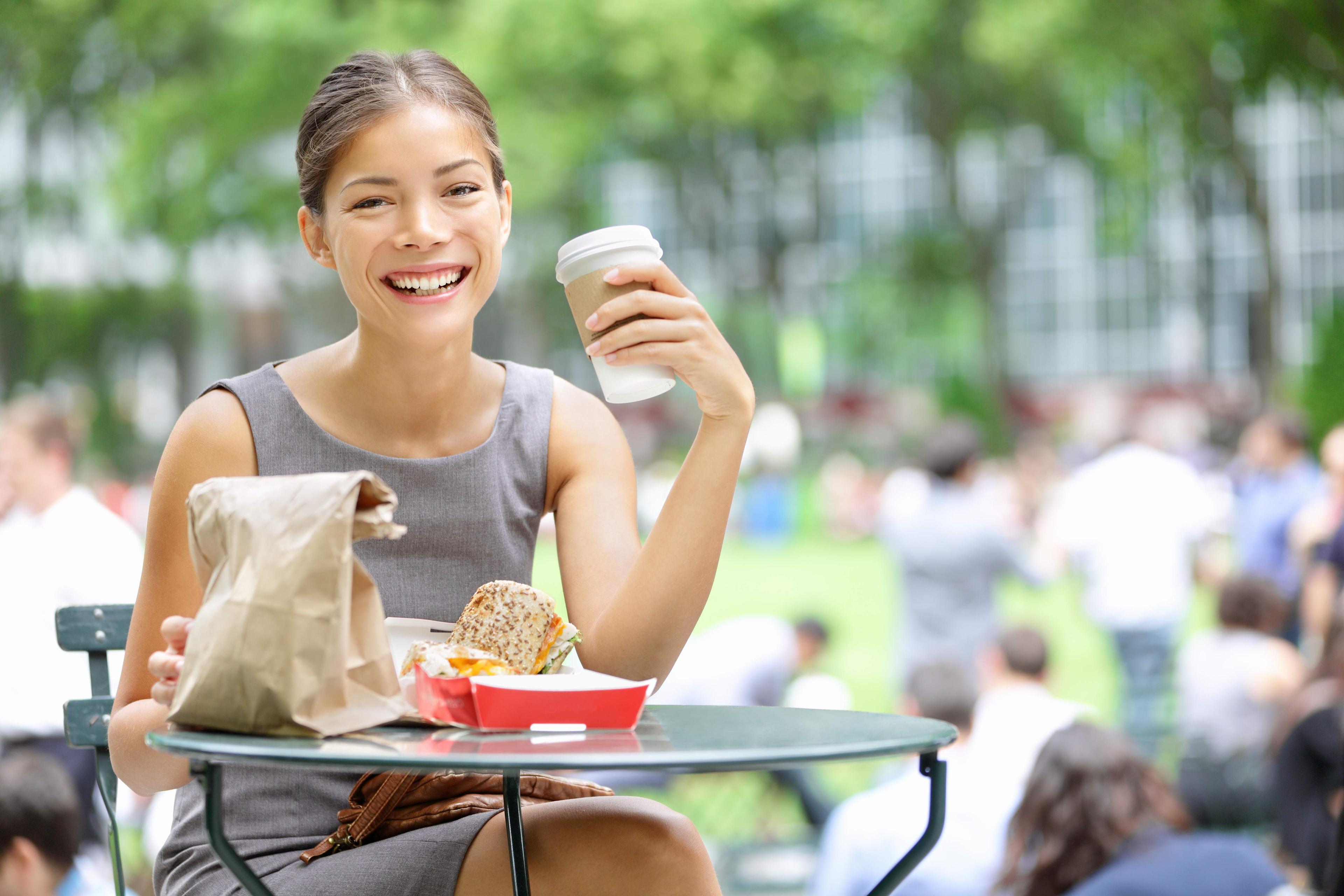Gastroenterolog otkriva: Zdravije je jesti dok sjedite