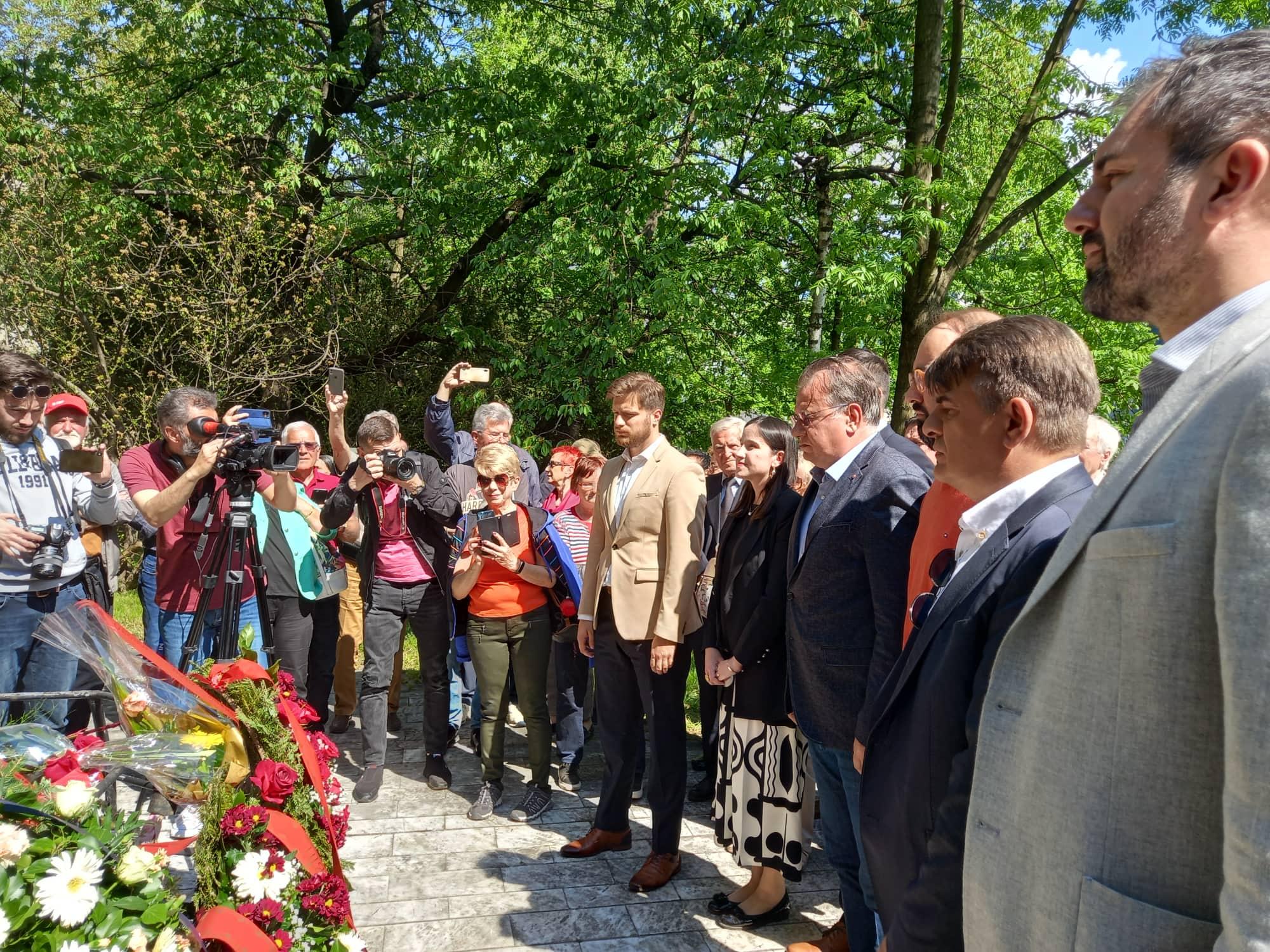 Sarajlije odale počast Josipu Brozu Titu: Položili cvijeće na spomenik u Kampusu