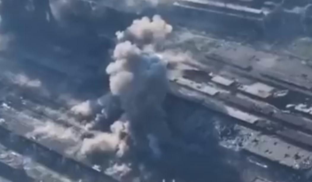 Objavljen snimak brutalnog bombardiranja Azovstala