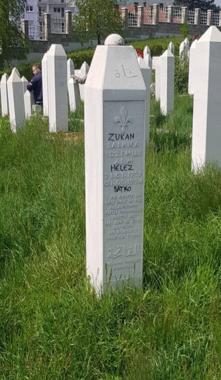 Nišan šehida na kojem je napisano Zukan Helez - Avaz