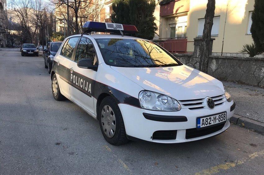 Policija traga za vozačem - Avaz