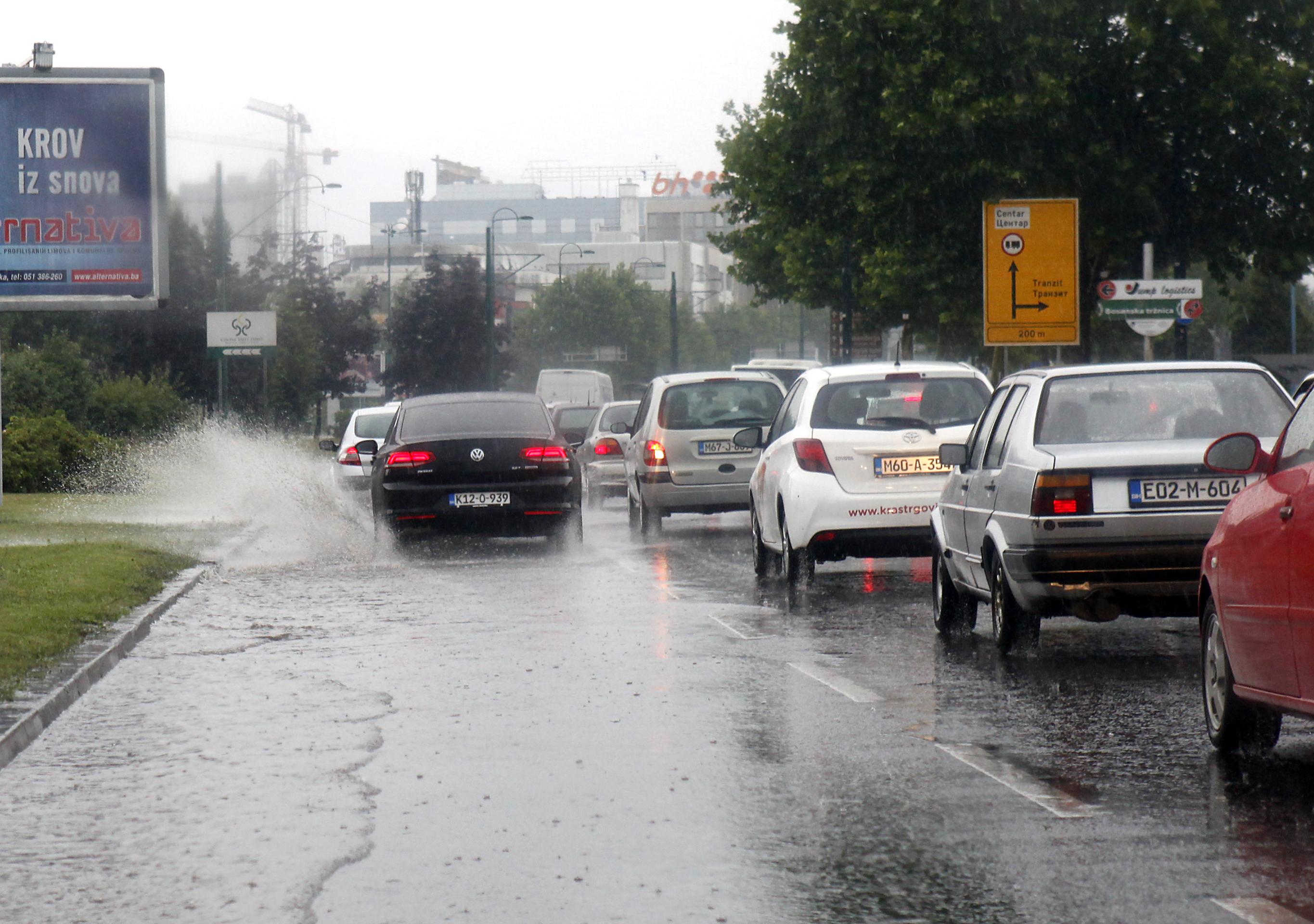 Zbog nestabilnog vremena, te povremene kiše savjetuje se opreznija vožnja - Avaz